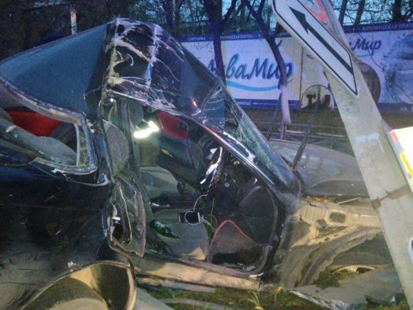 Mark II влетел в столб в городе Юности, людей из машины вырезали