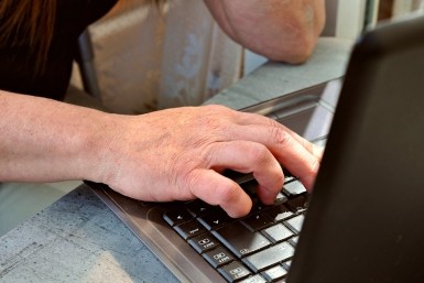 Итоги дня: +181, гибель журналистки, спящий угонщик, обвинение в Холдоми и пучеглазые мухи