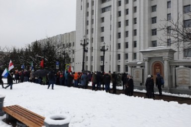 Итоги дня: проверка эсминца, циклон в Хабаровске, арбидола нет и 600 промокших ног