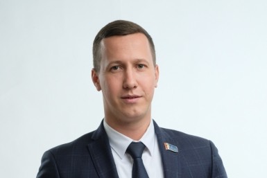 Итоги дня: +181, гибель журналистки, спящий угонщик, обвинение в Холдоми и пучеглазые мухи