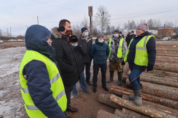 Михаил Дегтярев проверил, как в крае готовы к отказу от продажи необработанной древесины