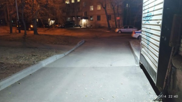 Водитель в Хабаровске сбил человека на тротуаре и скрылся