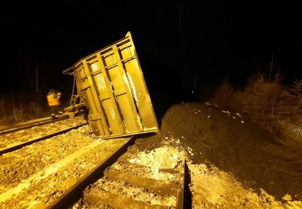 Сошедшие с рельсов 29 вагонов в Забайкалье повредили почти 1 км пути. Движение остановлено Сошедшие с рельсов 29 вагонов в Забайкалье повредили почти 1 км пути. Движение остановлено