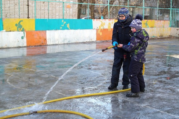 Дворовые хоккейные коробки начали активно заливать в Хабаровске