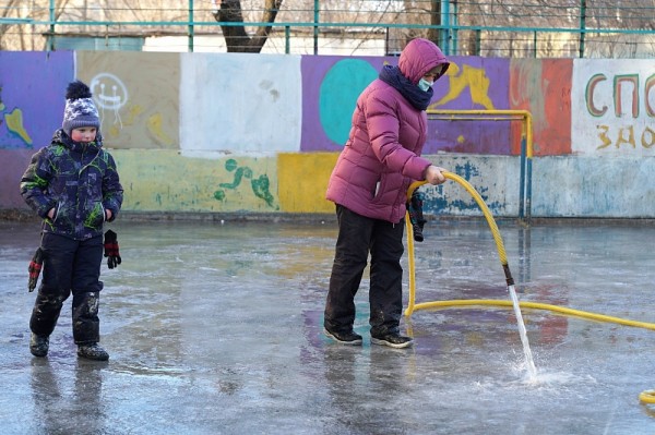 Дворовые хоккейные коробки начали активно заливать в Хабаровске