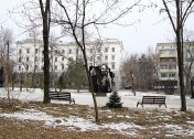 Все пять скульптур установили в хабаровском Театральном сквере