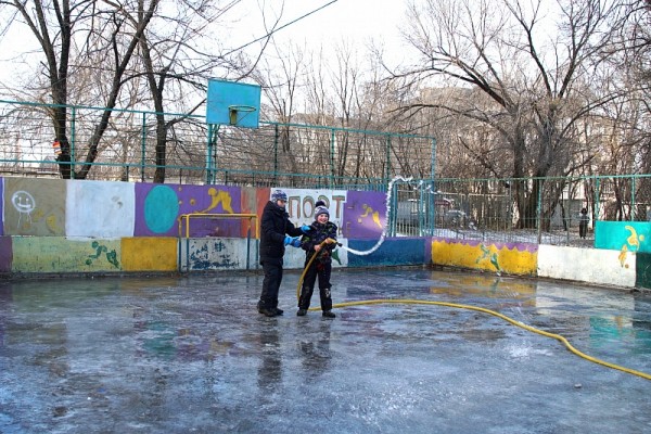 Дворовые хоккейные коробки начали активно заливать в Хабаровске
