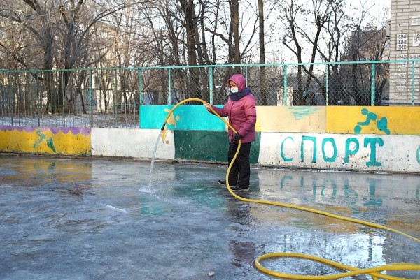 Дворовые хоккейные коробки начали активно заливать в Хабаровске