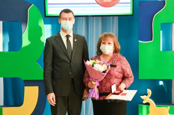 Михаил Дегтярев поблагодарил врачей района имени Лазо за лечение пациентов с COVID-19 Михаил Дегтярев поблагодарил врачей района имени Лазо за лечение пациентов с COVID-19