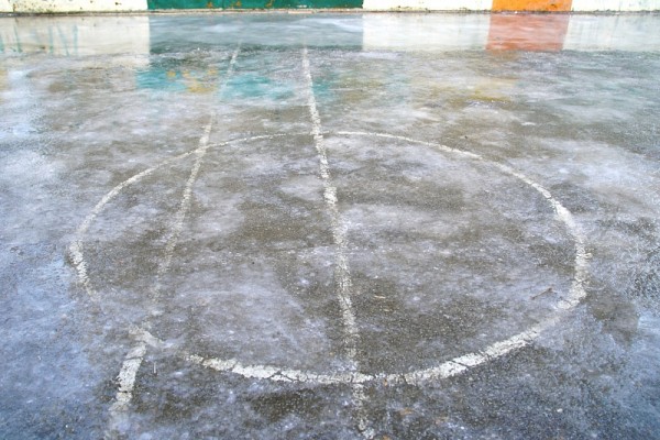 Дворовые хоккейные коробки начали активно заливать в Хабаровске