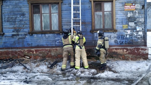 Двухэтажный дом горел в центре Хабаровске Двухэтажный дом горел в центре Хабаровске
