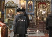 Специалисты МЧС проинструктировали служителей Успенского собора в Хабаровске перед Рождеством