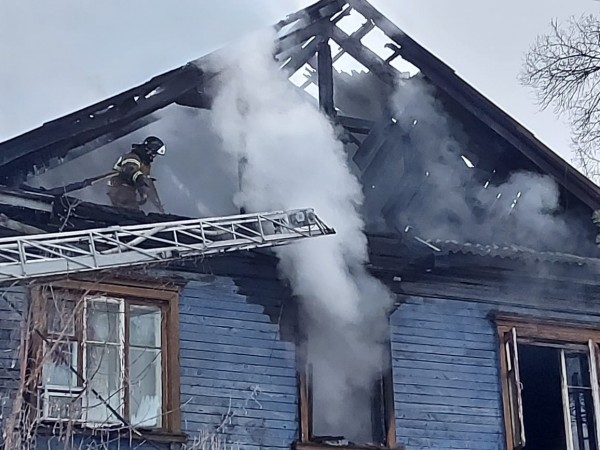 Двухэтажный дом горел в центре Хабаровске Двухэтажный дом горел в центре Хабаровске