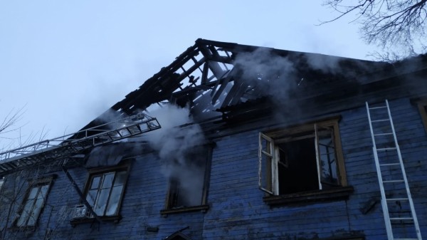 Двухэтажный дом горел в центре Хабаровске Двухэтажный дом горел в центре Хабаровске