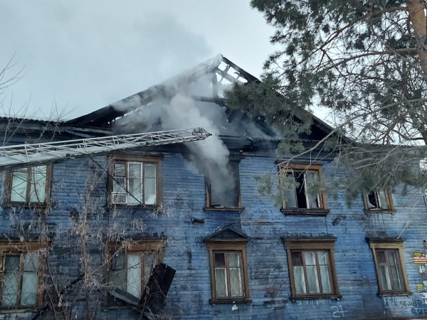 Двухэтажный дом горел в центре Хабаровске Двухэтажный дом горел в центре Хабаровске