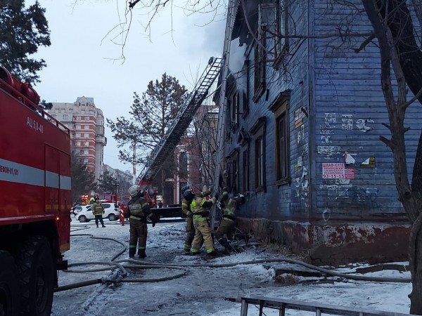 Двухэтажный дом горел в центре Хабаровске Двухэтажный дом горел в центре Хабаровске