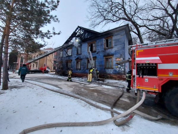 Двухэтажный дом горел в центре Хабаровске Двухэтажный дом горел в центре Хабаровске