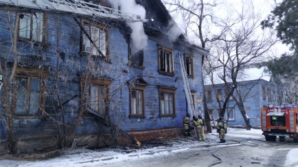 Двухэтажный дом горел в центре Хабаровске Двухэтажный дом горел в центре Хабаровске