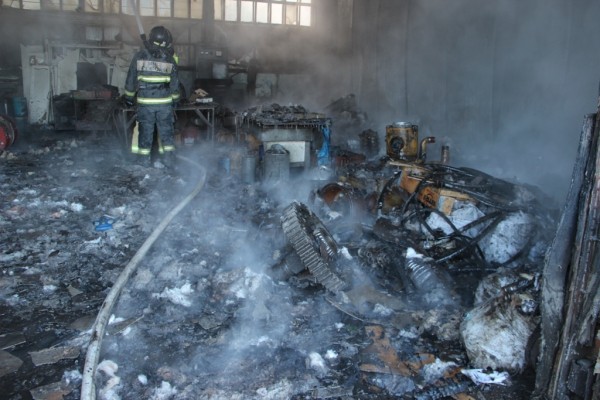 Газовые баллоны едва не взорвались от пожара на промбазе в Хабаровске