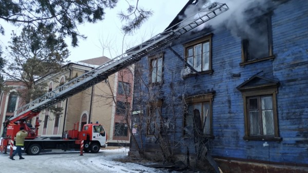 Двухэтажный дом горел в центре Хабаровске Двухэтажный дом горел в центре Хабаровске