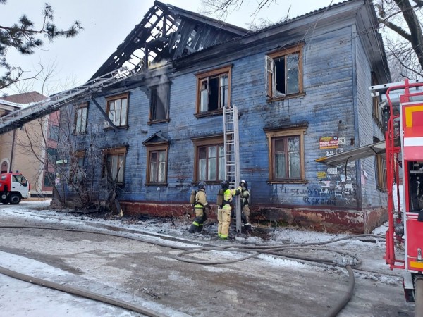 Двухэтажный дом горел в центре Хабаровске Двухэтажный дом горел в центре Хабаровске