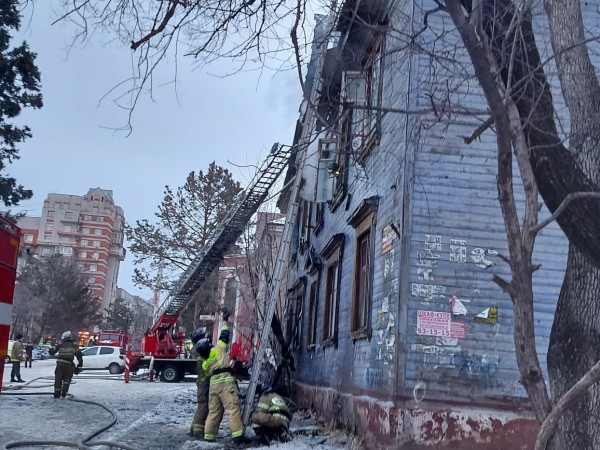 Двухэтажный дом горел в центре Хабаровске Двухэтажный дом горел в центре Хабаровске