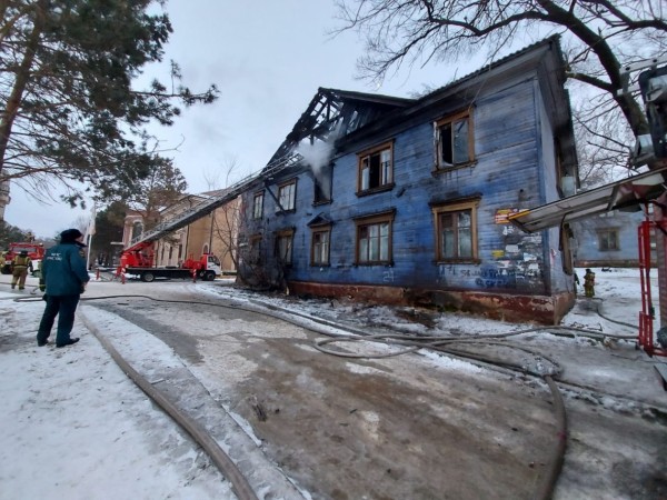 Двухэтажный дом горел в центре Хабаровске Двухэтажный дом горел в центре Хабаровске