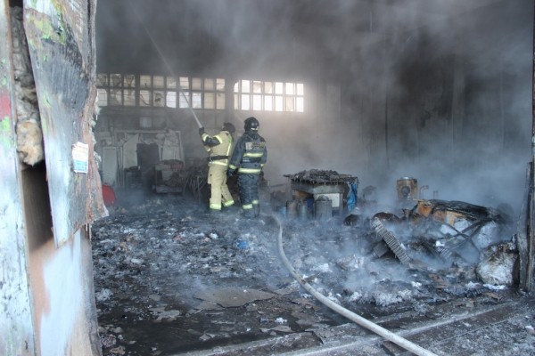 Газовые баллоны едва не взорвались от пожара на промбазе в Хабаровске