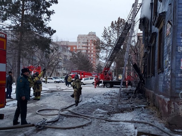 Двухэтажный дом горел в центре Хабаровске Двухэтажный дом горел в центре Хабаровске