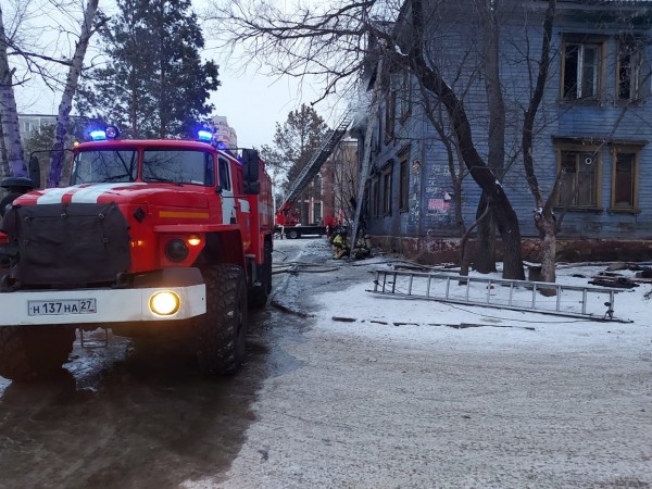 Двухэтажный дом горел в центре Хабаровске Двухэтажный дом горел в центре Хабаровске
