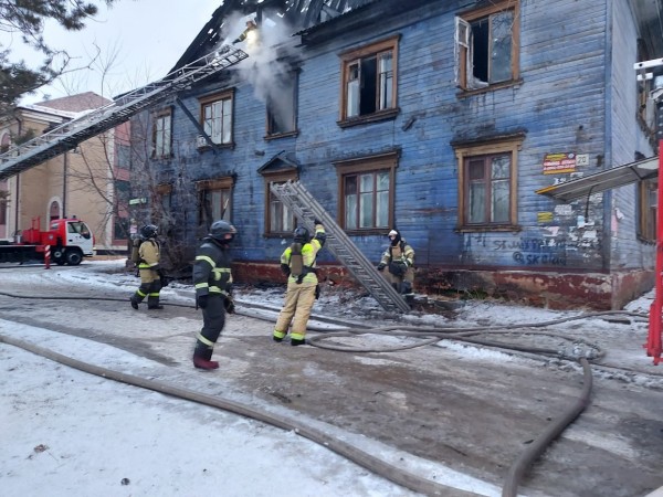 Двухэтажный дом горел в центре Хабаровске Двухэтажный дом горел в центре Хабаровске