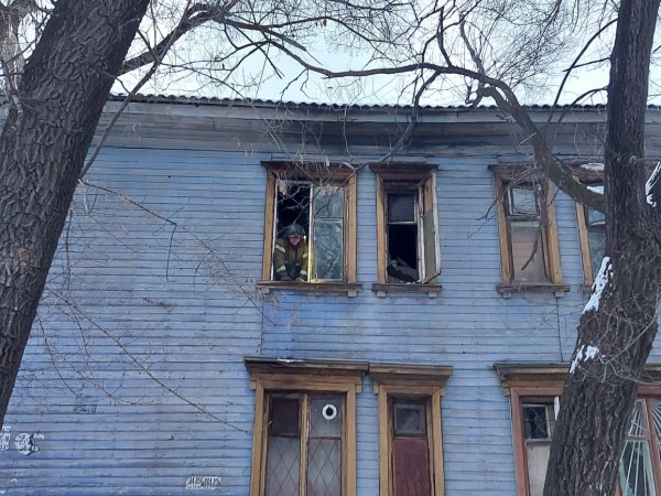 Двухэтажный дом горел в центре Хабаровске Двухэтажный дом горел в центре Хабаровске