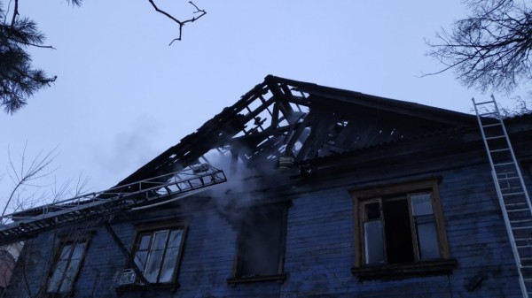 Двухэтажный дом горел в центре Хабаровске Двухэтажный дом горел в центре Хабаровске