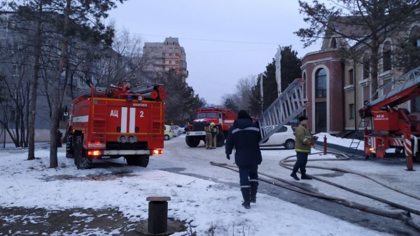 Двухэтажный дом горел в центре Хабаровске Двухэтажный дом горел в центре Хабаровске