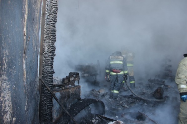 Газовые баллоны едва не взорвались от пожара на промбазе в Хабаровске