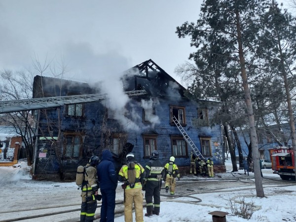 Двухэтажный дом горел в центре Хабаровске Двухэтажный дом горел в центре Хабаровске