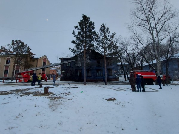 Двухэтажный дом горел в центре Хабаровске Двухэтажный дом горел в центре Хабаровске
