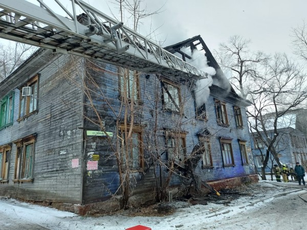Двухэтажный дом горел в центре Хабаровске Двухэтажный дом горел в центре Хабаровске