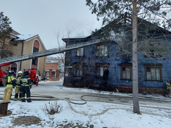 Двухэтажный дом горел в центре Хабаровске Двухэтажный дом горел в центре Хабаровске