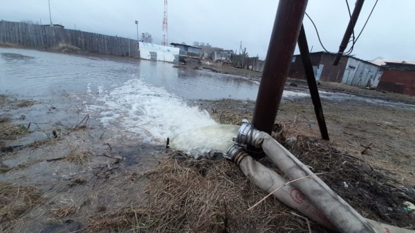 Число подтопленных паводком домов и участков в Николаевском районе сокращается