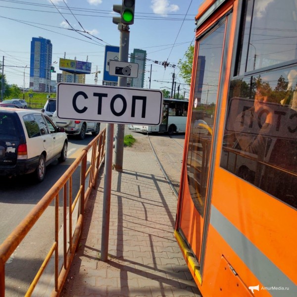 Недобрый знак: сын хабаровчанки вышел из трамвая и чуть не убился (ВИДЕО)