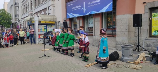 Оркестр, стрит-арт и танцы: на главной улице стартовал фестиваль "Счастливый Хабаровск"