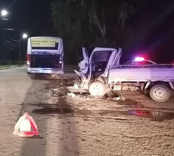 Грузовик зацепил автобус в Хабаровске, очевидцы заметили осколки и кровь