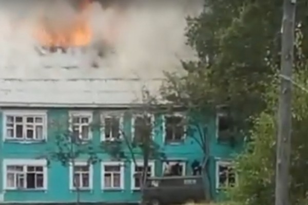 Погорельцы спасались верхом на "буханке": огонь охватил жилой барак в Хабаровском крае