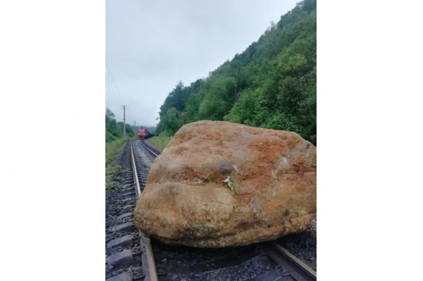 16-тонный камень свалился на железную дорогу в Хабаровском крае