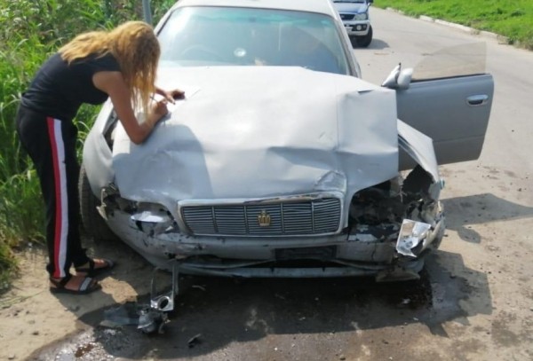 Хетчбек в кустах, дама в бинтах: два водителя не поделили перекресток в Хабаровске (ФОТО)