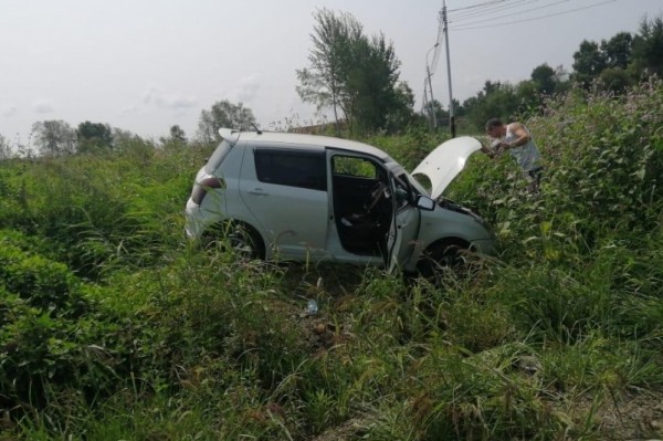 Хетчбек в кустах, дама в бинтах: два водителя не поделили перекресток в Хабаровске (ФОТО)