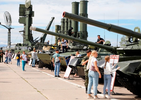"Вальс на Т-80" и "мазурка на БМП-2": в Хабаровском крае завершился форум "Армия-2021"