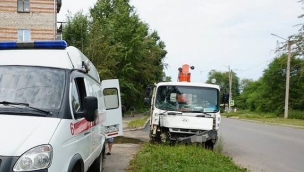 Рабочего прибило насмерть светофором после ДТП в Комсомольске-на-Амуре