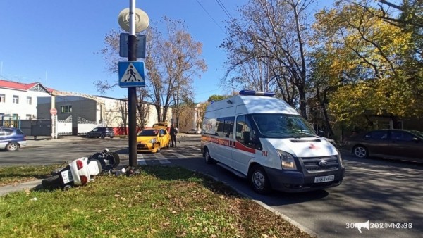 Авария на улице Ленинградской в Хабаровске, на месте медики